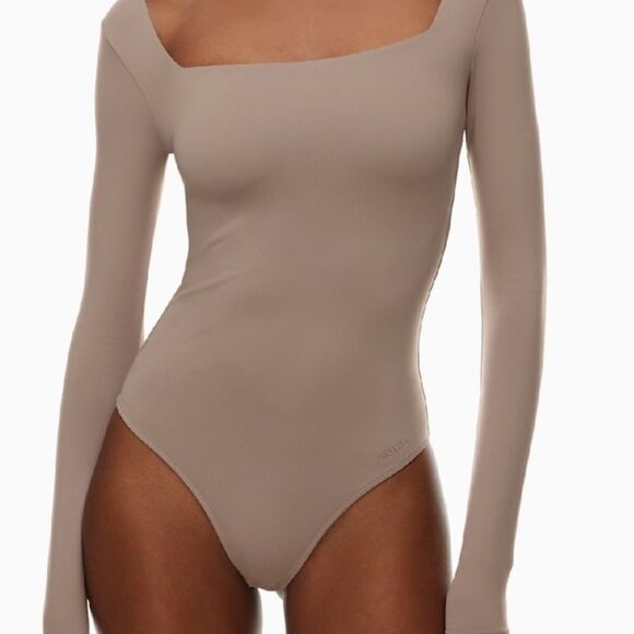 Aritzia Babaton Long Sleeved Contour Bodysuit in Taupe Size Small - Picture 1 of 11